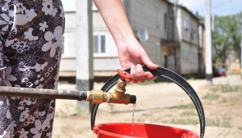 Судан сарсылып отырған Келінтөбе